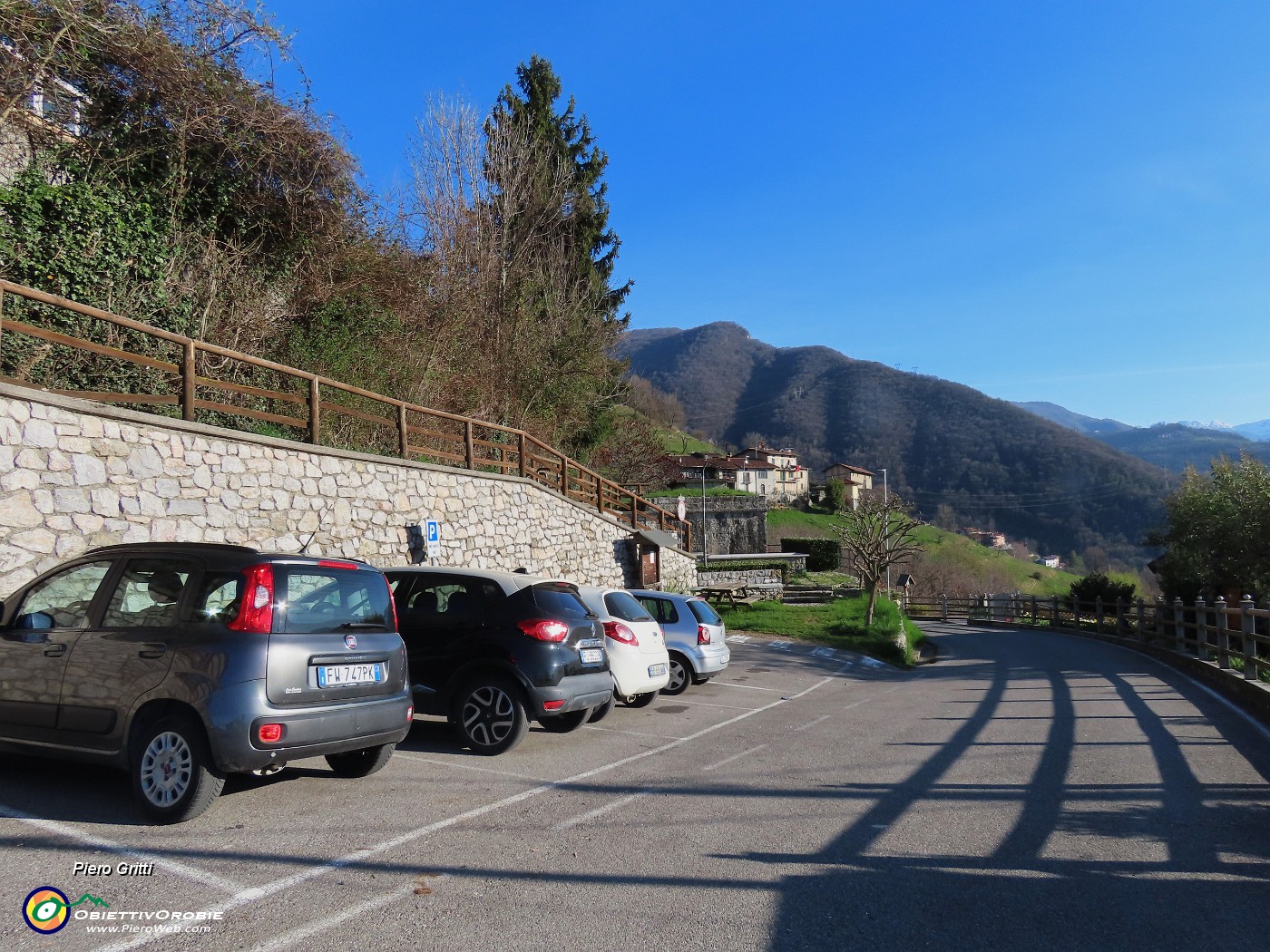 05 Sopracorna  (540 m) di Ubiale lascio qui l'auto nel comodo parcheggio..JPG